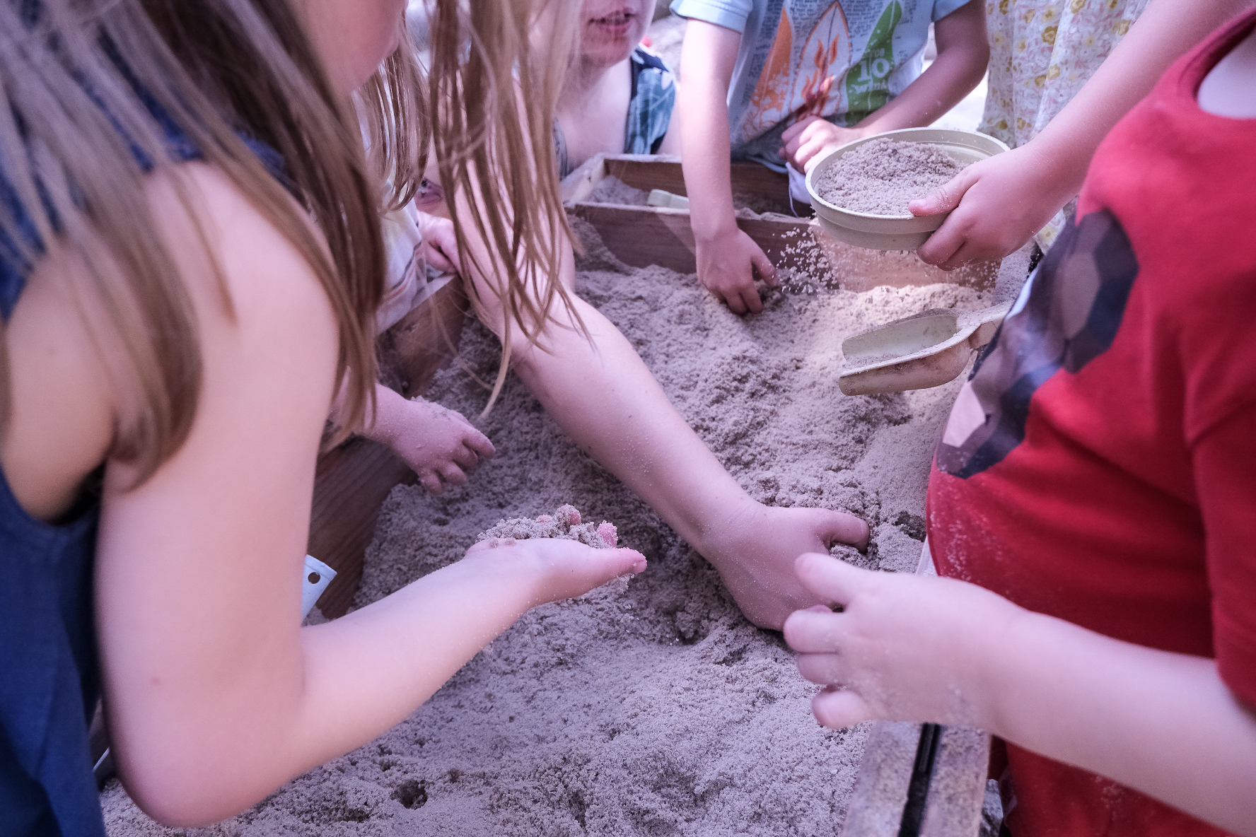 Kinderhände graben im Sand